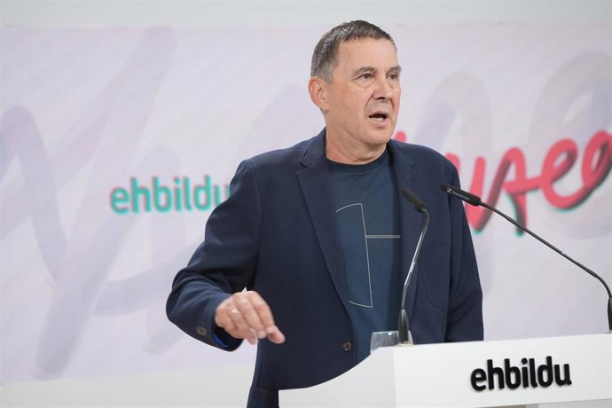 Archivo - El secretario general de EH Bildu, Arnaldo Otegi, durante una rueda de prensa, en la sede del partido, a 29 de agosto de 2025, en San Sebastián (Gipuzkoa)