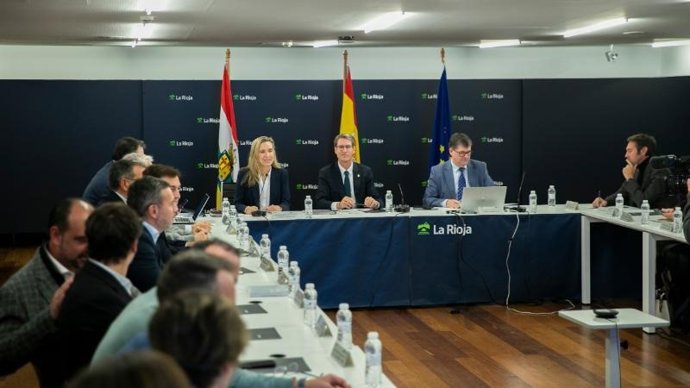 El presidente del Gobierno de La Rioja, Gonzalo Capellán, junto a la consejera de Economía, Innovación, Empresa y Trabajo Autónomo, Belinda León, participa en la reunión del Consejo Riojano de Ciencia y Tecnología