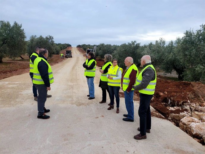 Visita a las obras en uno de los caminos rurales.