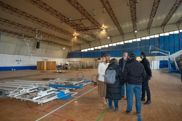 Javier Vidal y Sebastián Hidalgo con la alcaldesa de Puerto Real en el pabellón de deportes.