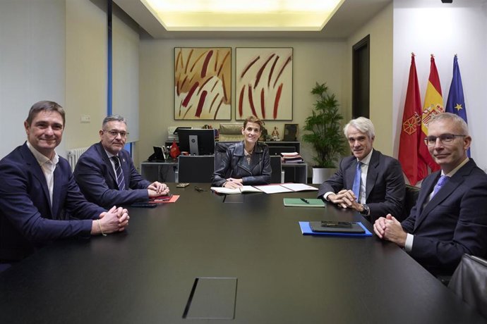 La presidenta Chivite en la reunión junto al consejero Juan Luis García, el CEO de Telefónica España, Borja Ochoa, el director de Zona Norte Telefónica, Manuel  Ángel Alonso y el director de Telefónica en Navarra, Roberto Mercero.