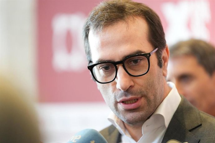 El ministro de Economía, Comercio y Empresa, Carlos Cuerpo, atiende a los medios tras el acto inaugural del foro ‘Avanzando hacia la incertidumbre’. A 20 de noviembre de 2025, en Carmona, Sevilla (Andalucía, España). 