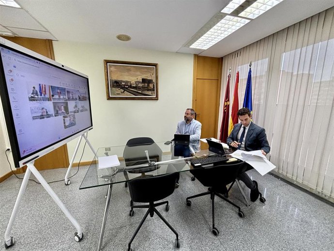 El secretario general de la Consejería de Fomento e Infraestructuras, José Francisco Lajara (dcha), y el director general de Movilidad y Transportes, José Antonio Verdú (izqda), durante la reunión de la Comisión técnica de Murcia Alta Velocidad