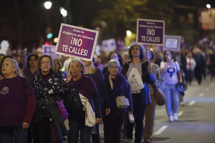 Archivo - Imágenes de la manifestación con motivo del 25N en Málaga. A 25 de noviembre de 2024, en Málaga, Andalucía (España). 
