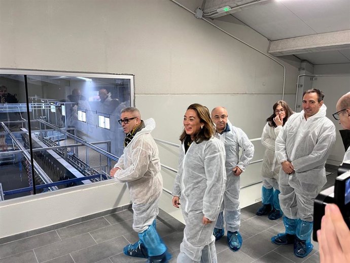 La consejera de Agricultura, María González Corral, durante su visita a la empresa Quesos Vicente Pastor, en Morales del Vino (Zamora).