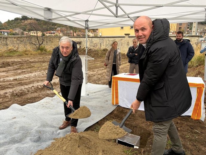 El consejero Octavio López y el alcalde de Boltaña, José María Giménez, han colocado la primera piedra de las 15 viviendas para trabajadores del turismo.