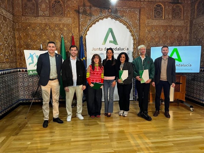 La delegada de la Junta en Almería, Aránzazu Martín, junto a los cinco jóvenes beneficiarios de las ayudas 'Innovactiva 2025' durante el acto de entrega celebrado en la sede del Gobierno andaluz.