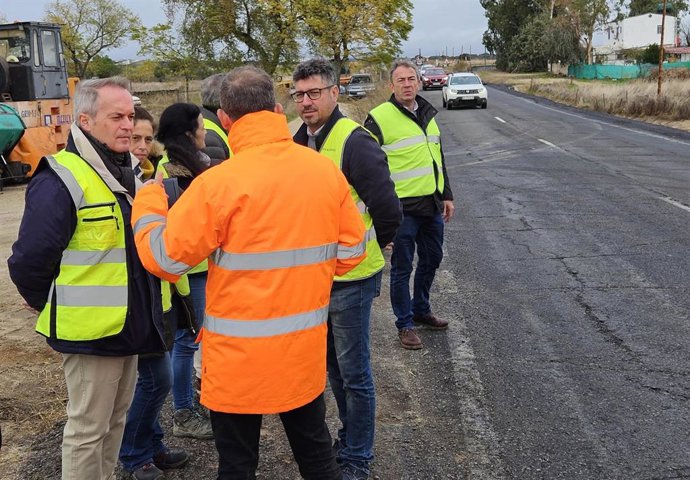 El consejero de Infraestructuras, Transporte y Vivienda, Manuel Martín Castizo, en la visita a obras en la carretera entre Arroyo de la Luz y Brozas