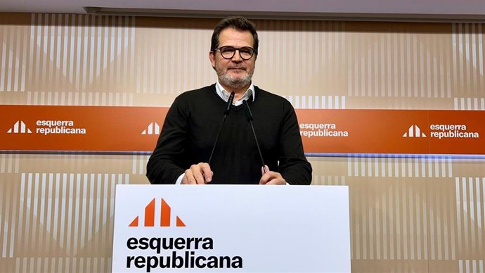 El vicesecretario de Comunicación y portavoz de ERC, Isaac Albert, en una rueda de prensa desde la sede del partido