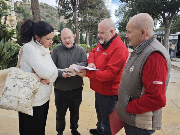 La portavoz adjunta de Con Málaga, Toni Morillas, y el delegado sindical de UGT en el Comité de Empresa del bus turístico, José MIguel Carrasco, entre otros.