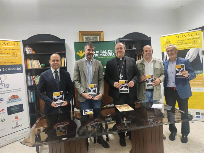 El obispo de Coria-Cáceres, Jesús Pulido ( en el centro) tras la presentación de la feria Monacal 2025