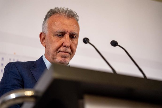 El ministro de Política Territorial y Memoria Democrática, Ángel Víctor Torres, comparece en rueda de prensa, en el Ministerio de Política Territorial y Memoria Democrática, a 4 de noviembre de 2025, en Madrid (España). Torres ha ofrecido una rueda de pre