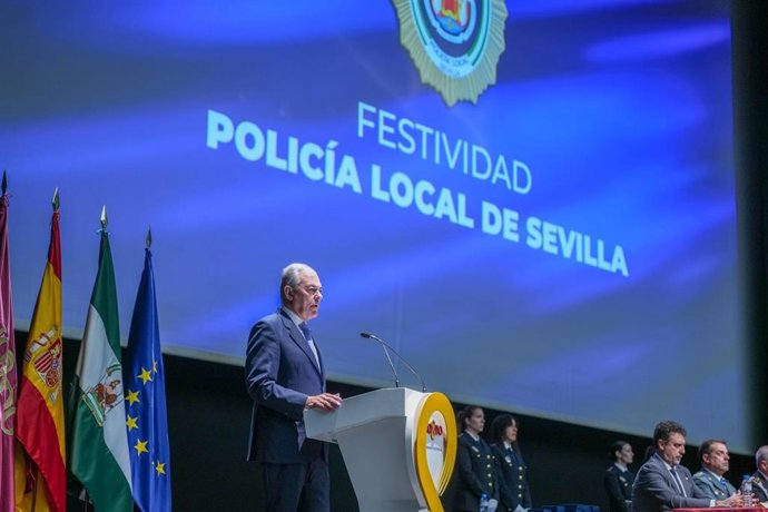 El alcalde de Sevilla, José Luis Sanz, en el acto institucional por el día de la Policía Local.