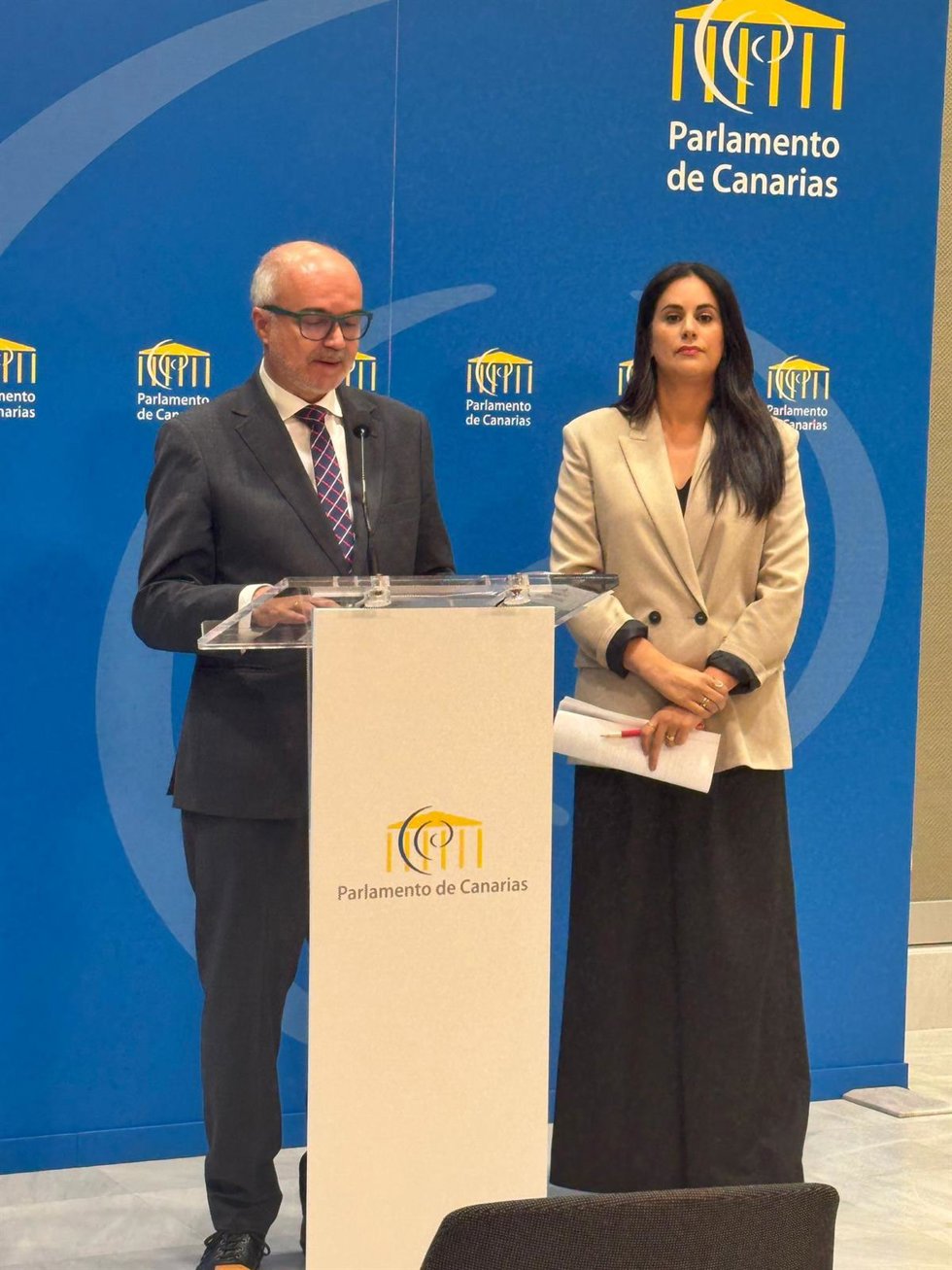 Los diputados del Grupo Nacionalista, José Alberto Díaz-Estébanez y Vidina Espino, en una rueda de prensa para abordar las conclusiones de la comisión de investigación sobre la compra de material sanitario