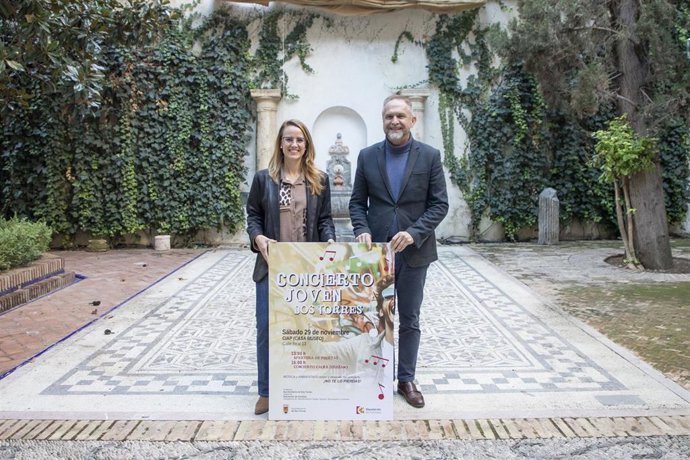 La delegada de Desarrollo Tecnológico, Transformación Digital y Juventud de la Diputación, Sara Alguacil, y el alcalde de Dos Torres, Manuel Torres, con el cartel del evento.