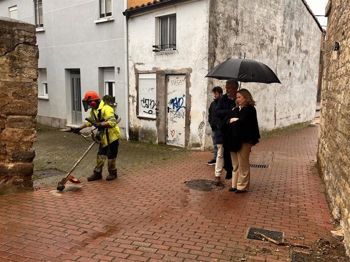La alcaldes y el rgerente de Urbaser visitan una de las actuaciones del plan de choque de limpieza de la ciudad.