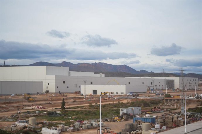 Acceso a la obra, durante una visita a la gigafactoría PowerCo, a 24 de noviembre de 2025, en Sagunto, Valencia, Comunidad Valenciana (España).