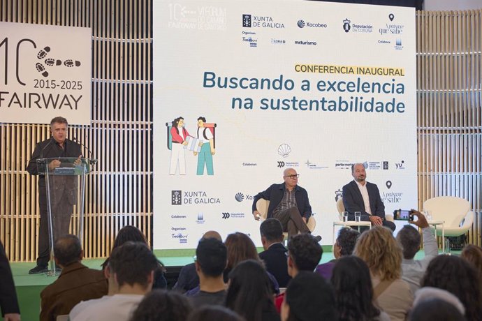Mugico, izda., Regueira y Merelles, en la conferencia inaugural