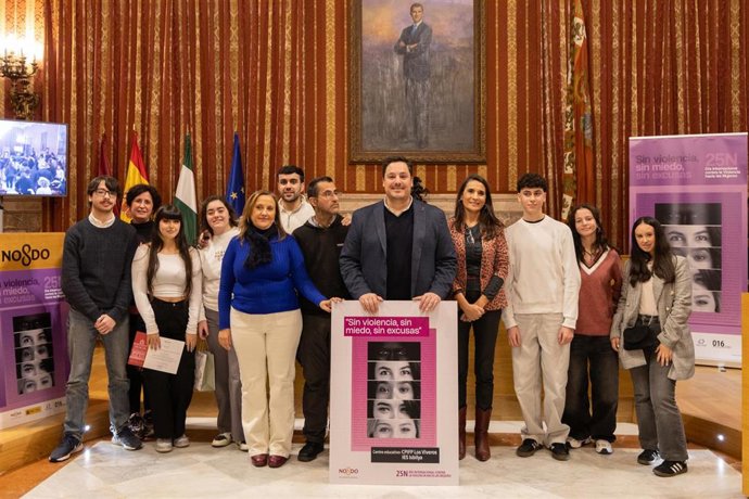 El delegado de Igualdad del Ayuntamiento de Sevilla, José Luis García, reconoce a los ganadores del concurso de carteles y eslóganes del 25N.