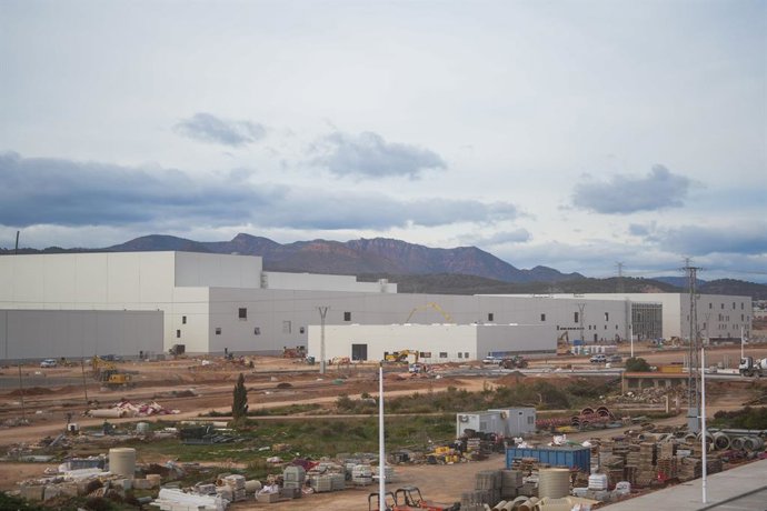 Acceso a la obra, durante una visita a la gigafactoría PowerCo, a 24 de noviembre de 2025, en Sagunto, Valencia, Comunidad Valenciana (España).