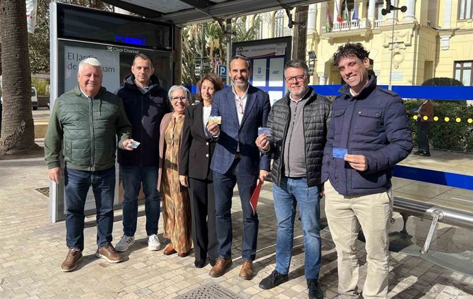 El portavoz municipal del PSOE, Daniel Pérez, junto a ediles socialistas