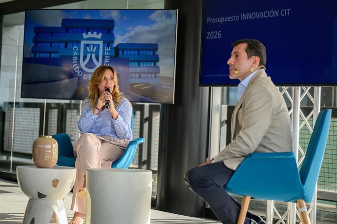 La presidenta del Cabildo de Tenerife, Rosa Dávila, y el consejero insular de Innovación, Juan José Martínez, en la presentación de la estrategia insular en I+D+i