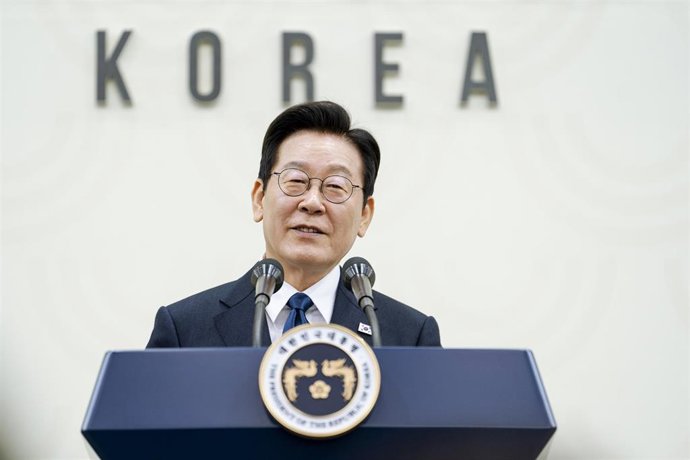El primer ministro de Corea del Sur, Lee Jae Myung, durante una rueda de prensa en el marco de la cumbre del foro Cooperación Económica Asia-Pacífico (APEC) en Gyeongju (archivo)