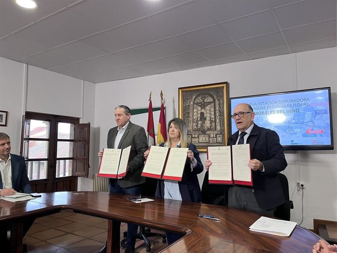 El presidente de la Diputación de Zamora, Javier Faúndez; la alcaldesa de Morales del Vino, Carmen Lorenzo, y el director del Somacyl, José Manuel Jiménez.