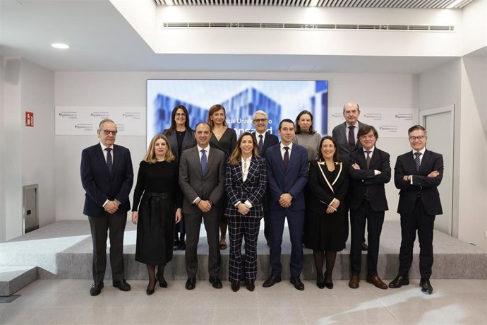 Foto de familia del acto institucional de presentación del Hospital QuirónSalud Zaragoza como centro universitario.