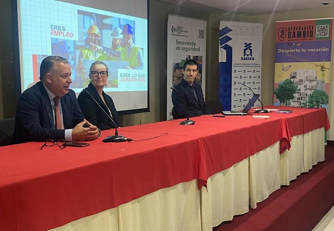 La primera jornada del proyecto 'Vocaciones' impulsado por la Fundación CaixaBank Dualiza, Fundación Laboral de la Construcción y Gaesco en Dos Hermanas (Sevilla).