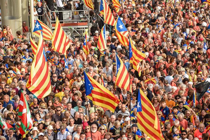 Archivo - Cientos de personas durante la manifestación convocada por la ANC, a 11 de septiembre de 2025, en Barcelona, en una imagen de archivo.