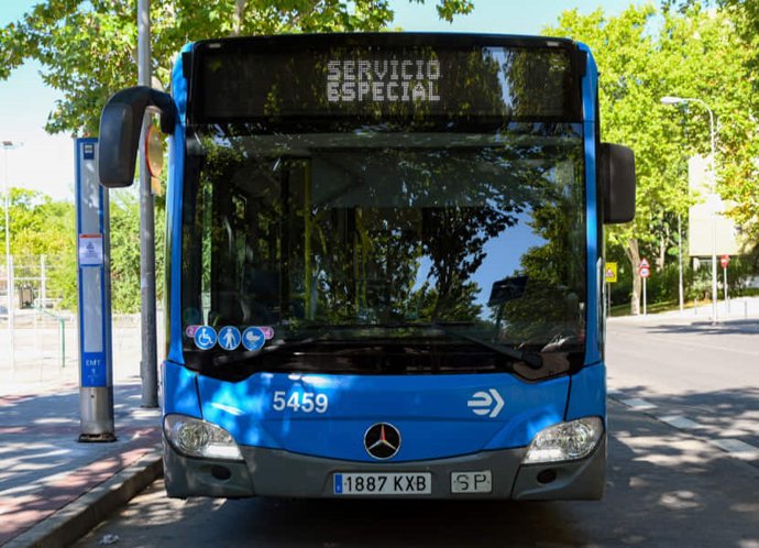 Dos líneas de la EMT ofrecen un servicio especial para trasladar a personas sin hogar a los centros de acogida