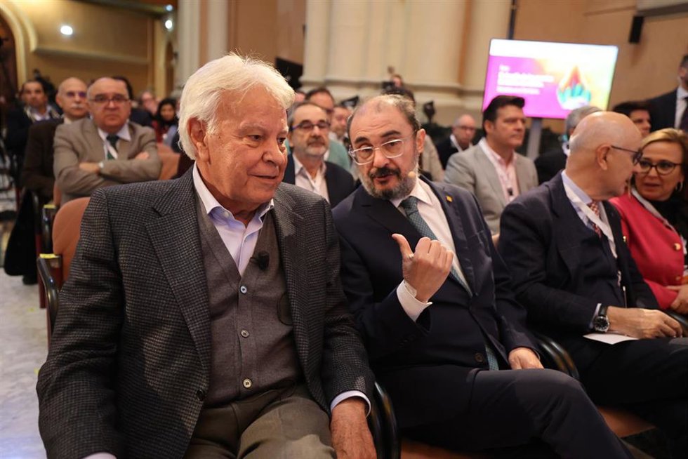 Archivo - El expresidente del Gobierno de España Felipe González y el presidente del Gobierno de Aragón, Javier Lambán (d), en un acto el 25 de enero de 2023, en Zaragoza.