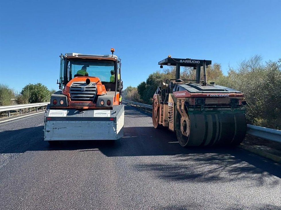 Arreglos en la autovía A- 381, que enlaza Jerez de la Frontera con Los Barrios, en la provincia de Cádiz, a la altura de Medina Sidonia.