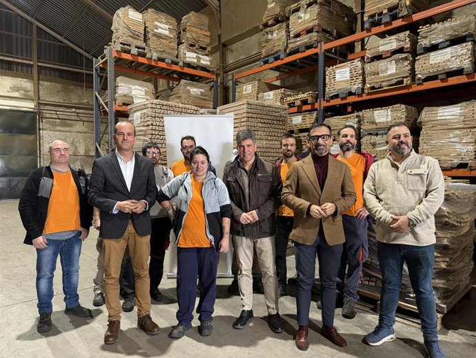 Acto de entrega de diplomas a los participantes en la acción formativa centrada en tonelería.