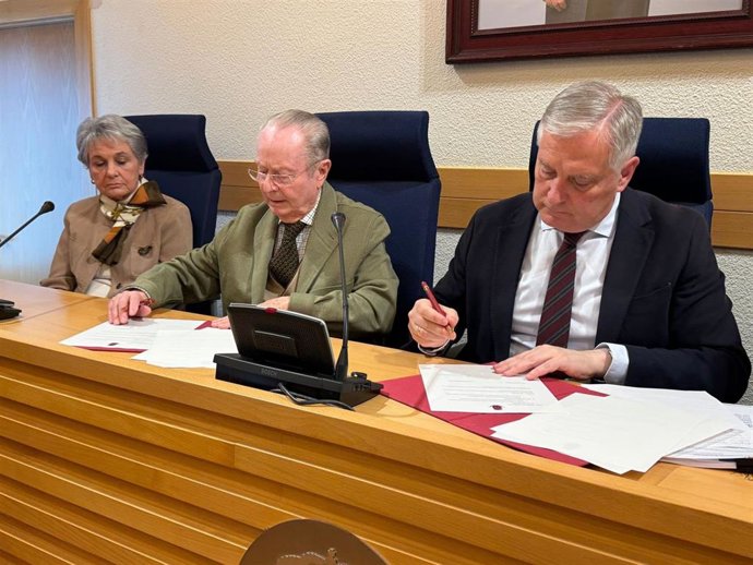 Acto de firma de la compraventa de 45 hectáreas de las inmediaciones del yacimiento arqueológico de Alarcos por parte del Ayuntamiento de Ciudad Real.