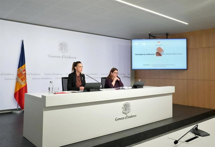 La jefa del departamento de Políticas de Igualdad de Andorra, Mireia Porras, en una rueda de prensa acompañada de la secretaria de Estado de Igualdad y Participación Ciudadana, Mariona Cadena