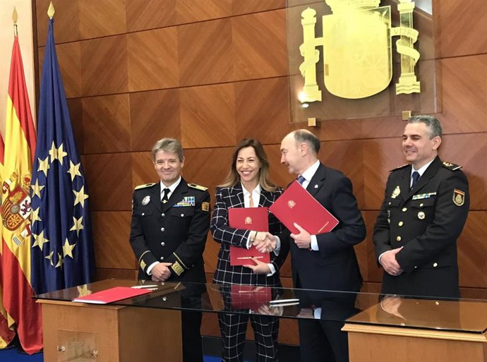 La alcaldesa de Zaragoza, Natalia Chueca,  y el delegado del Gobierno en Aragón, Fernando Beltrán, tras la firma del protocolo policial de adhesión al VioGén