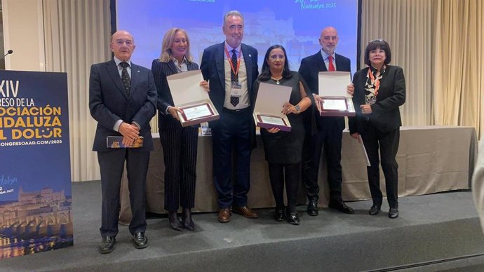La directora gerente del Hospital Virgen de las Nieves de Granada, en el centro, junto al presidente de la Asociación Andaluza del Dolor, Ignacio Velázquez, y resto de premiados.
