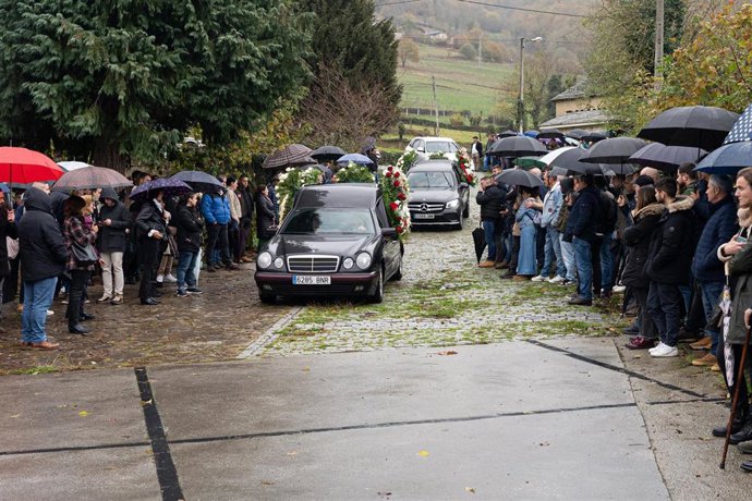 Funeral por el minero Óscar Díaz Rodríguez, fallecido en la mina de Vega de Rengos