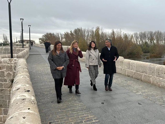 La delegada territorial de la Junta en Valladolid, Raquel Alonso (segunda por la izda) y el alcalde de Simancas, Alberto Plaza (dcha), en el puente de Simancas.