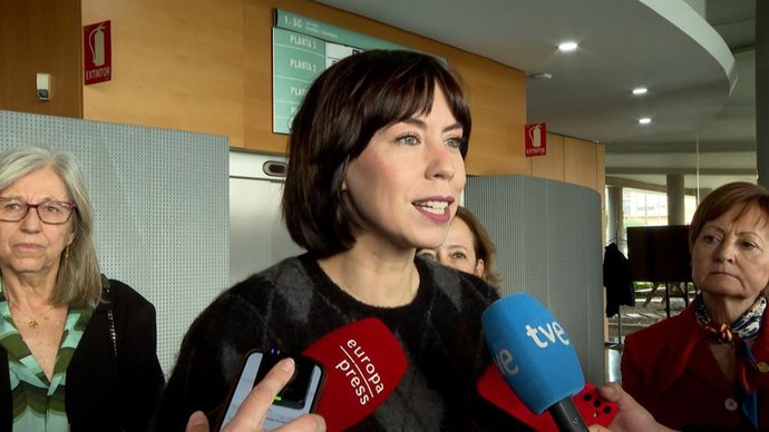 La ministra de Ciència i líder del PSPV, Diana Morant, atén als mitjans