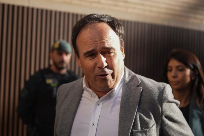 El síndic del grupo popular en las Corts Valencianes y secretario general del PP de la Comunitat Valenciana, Juanfran Pérez Llorca, a su salida del juzgado de Catarroja para declarar en el juicio por la dana, a 21 de noviembre de 2025, en Catarroja, Valen