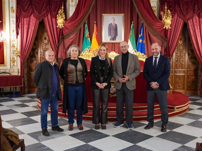 La presidenta de Diputación de Cádiz, Almudena Martínez, junto al responsable de la Academia de Bellas Artes de Cádiz, Pablo Juliá, y otros representantes de ambas entidades.