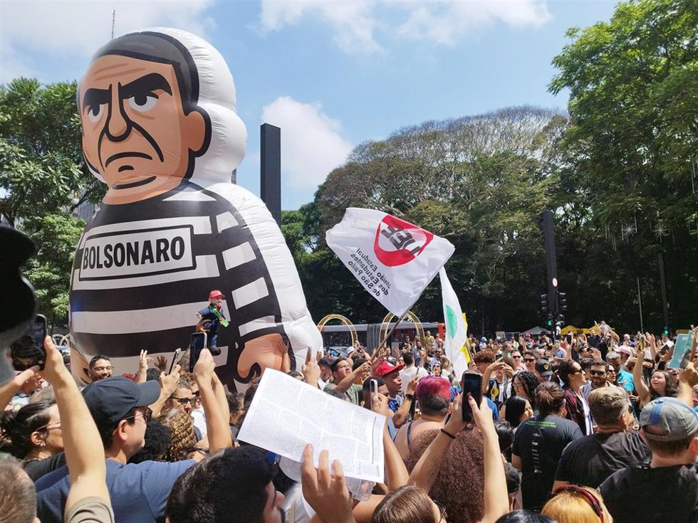 Concentración en Sao Paulo para celebrar el arresto del expresidente brasileño Jair Bolsonaro.