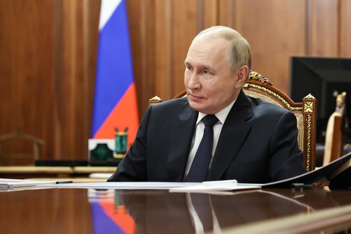 RÚSSIA, MOSCOU - 24 DE NOVEMBRO DE 2025: O presidente da Rússia, Vladimir Putin, durante uma reunião com o governador da região de Murmansk, Andrei Chibis