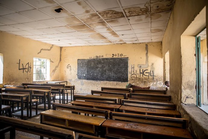 Archivo - November 24, 2021, Maiduguri, Borno State, Nigeria: A boy seen laying on a desk in an empty classroom of Moduganari primary school..Northeast Nigeria has been experiencing an insurgency since 2009, which has led to 2.4 million people being displ