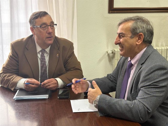 El alcalde de Villafranca (I) junto al consejero de Movilidad en la reunión mantenida.