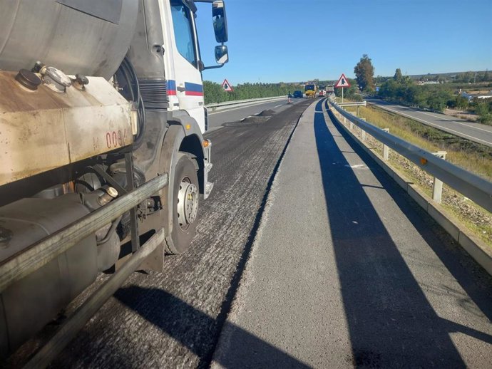 Reparación de firmes en las carreteras de la provincia de Huelva.