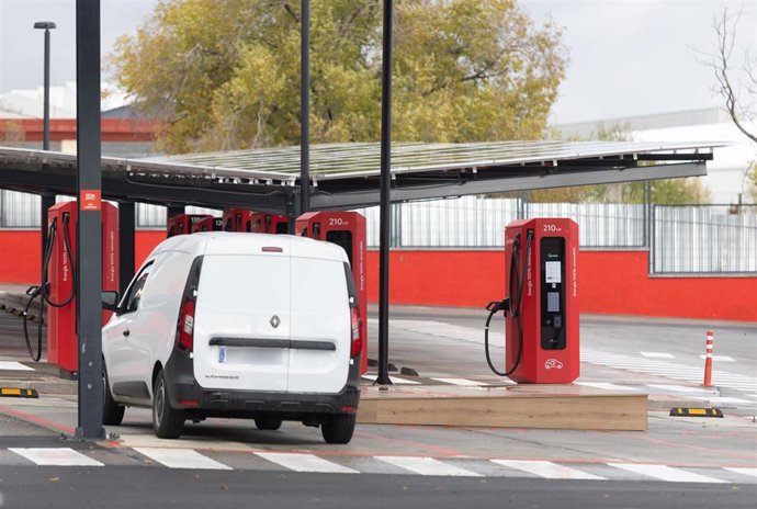 Electrolinera pública más grande de Madrid, en la calle Pirotecnia, 47, Vicálvaro, a 14 de noviembre de 2025, en Madrid (España). La infraestructura cuenta con 32 puntos de recarga, disponibles las 24 horas, cinco plazas son aptas para camiones ligeros y 